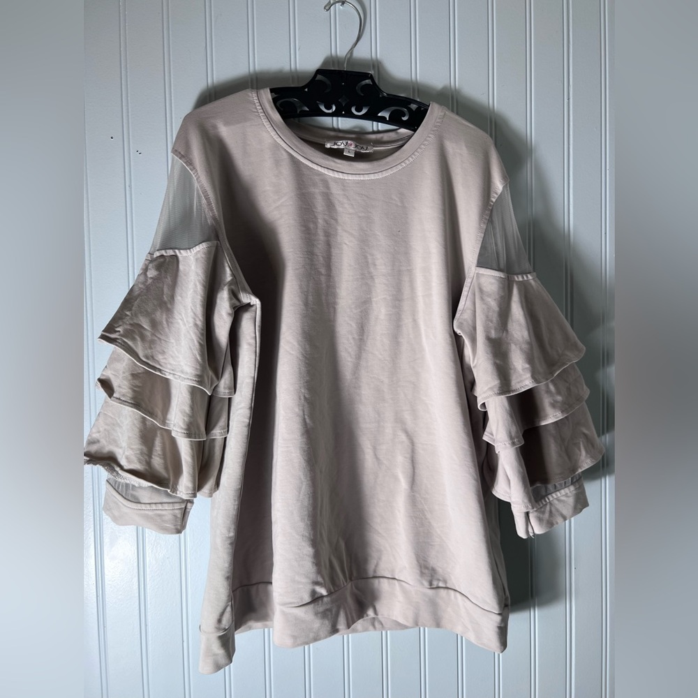 Cute top with ruffle and see through sleeves